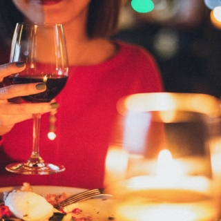 Candle-Light-Dinner-Deluxe.jpg Eine Frau bei Ihrem Candle Light Dinner Deluxe in Dresden