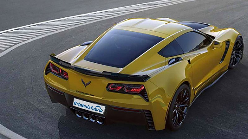 Gelbe Corvette Z06 auf einer Rennstrecke