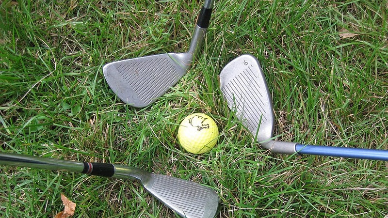 Golfschläger auf der Wiese