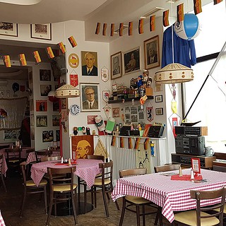 Innenansicht eines DDR-Restaurants in Berlin