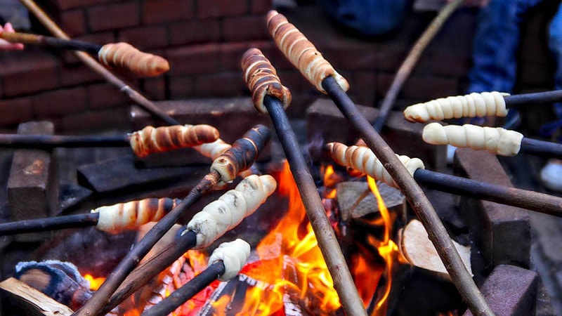 Grillfackeln über dem Lagerfeuer