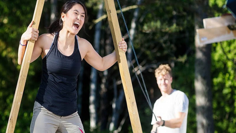 Frau mit zwei Holzstelzen