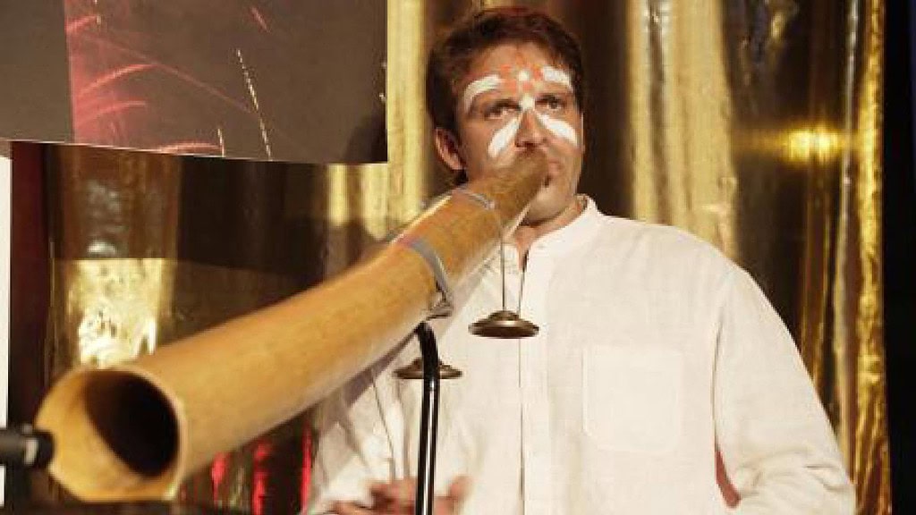 Didgeridoo_1.jpg Mann spielt das Instrument Didgeridoo Workshop in Sachsen