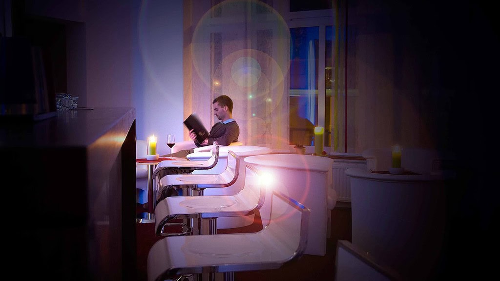 Dinner_in_the_Dark_1.jpg Mann sitzt am Tisch beim Dinner in the Dark