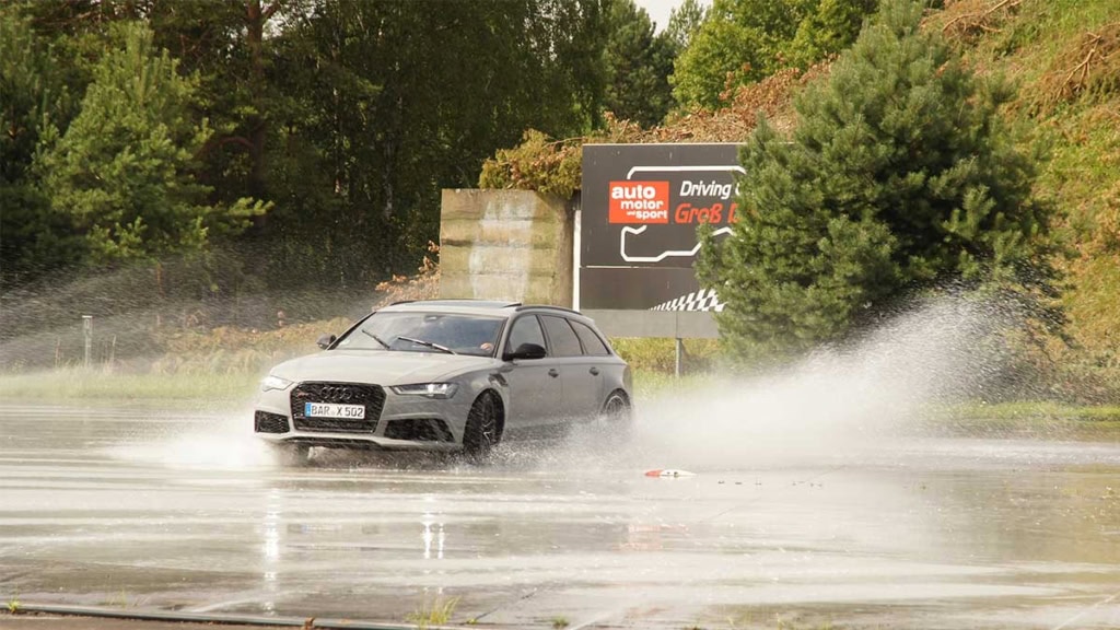 Drifttraining-Lausitzring-Audi Ein Audi leitet ein Drift Manöver auf einer nassen Fahrbahn ein.