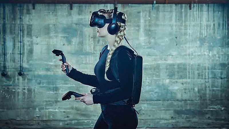 Eine Frau spielt ein VR-Spiel