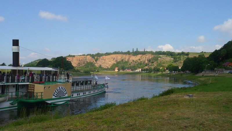 Dampfer fährt auf der Elbe in der Sächsischen Schweiz