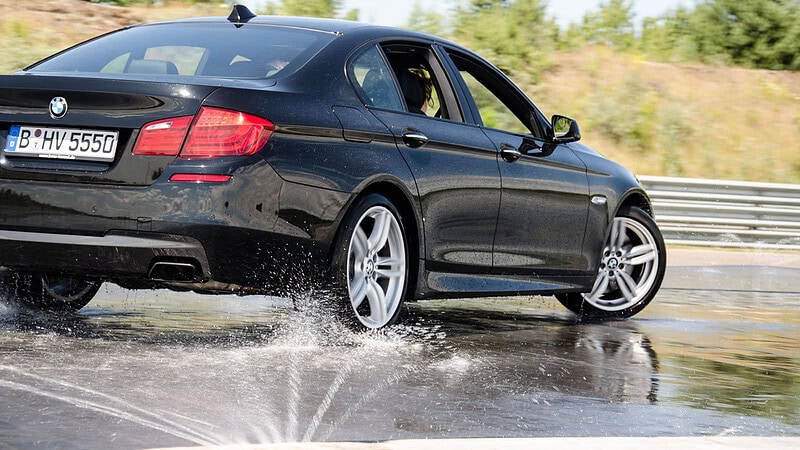 Auto auf nasser Fahrbahn beim Fahrsicherheitstraining