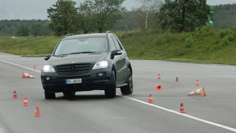 Auto fährt um Pylonen beim Fahrsicherheitstraining