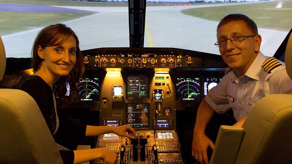 Flugsimulator-A320-in-Leipzig_2-1-1.jpg 2 Menschen in einem Flugsimulator A320