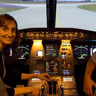 2 Menschen in einem Flugsimulator A320