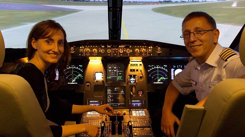 2 Menschen in einem Flugsimulator A320
