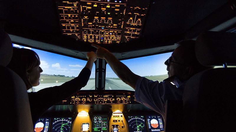 2 Menschen fliegen im Flugsimulator A320