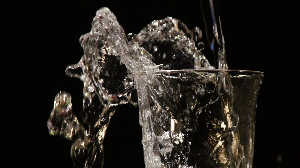 Fotografie-Tageskurs-in-Chemnitz_3.jpg Nahaufnahme Wasser ins Glas Fotografie Tageskurs in Chemnitz