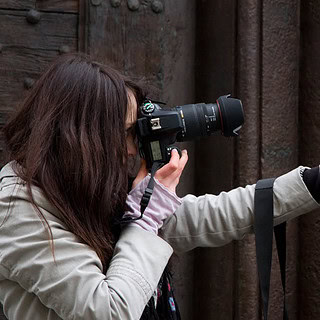 Eine Frau fotografiert ein Denkmal. - Fotokurs Tagesworkshop