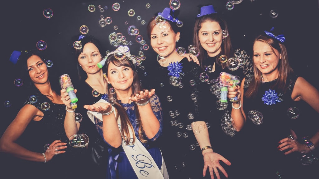 Fotoparty-Shooting-in-Dresden-Leipzig_10.jpg Frauen machen einen Fotoparty mit Hütchen und Seifenblasen