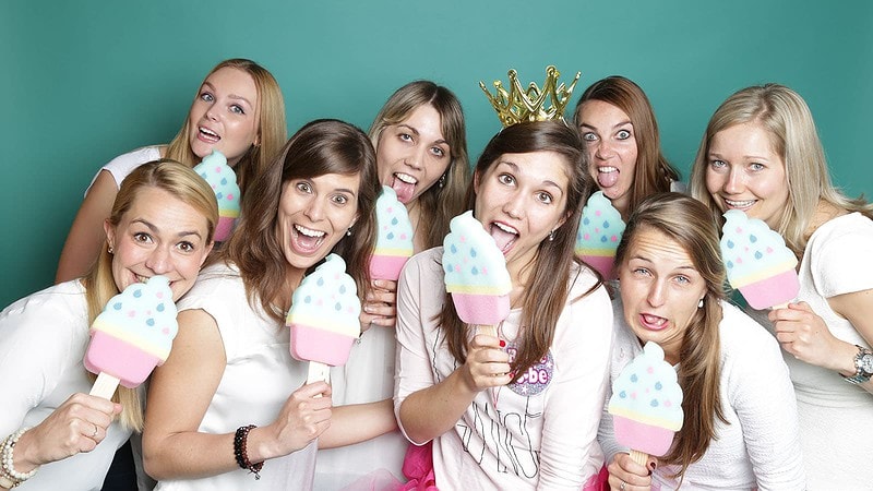 Frauen mit Eis bei der Fotoparty