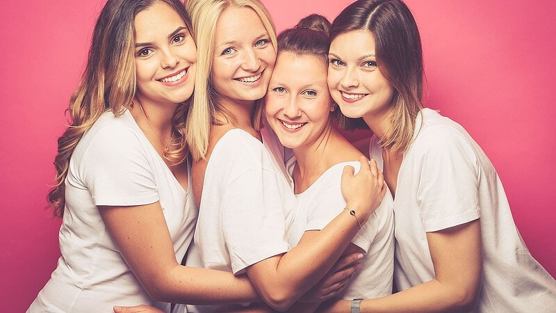 Gruppe von Freundinnen umarmen sich beim Friends Fotoshooting