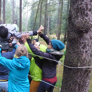 Geocaching-Schatzrundgang-durch-die-Dresdner-Altstadt_5.jpg Gruppe hebt eine Person über ein Hindernis bei der Team Challenge Schnitzeljagd