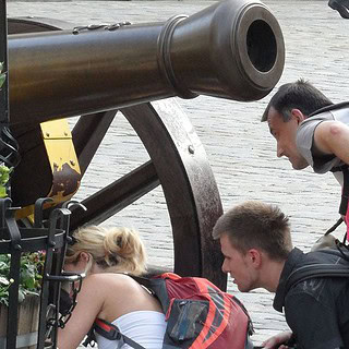4 Personen stehen bei einer alten Kanone beim Dresdner Schatzrundgang - Geocaching in historischem Ambiente