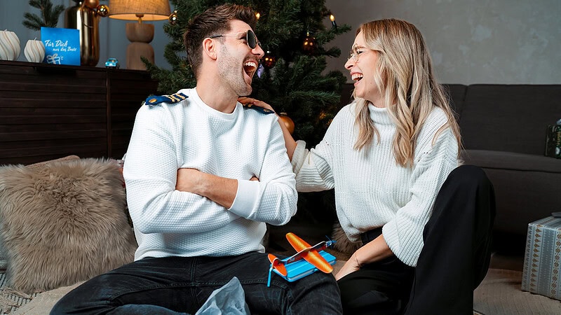 Geschenkbox Flugerlebnisse präsentiert von einem Paar.