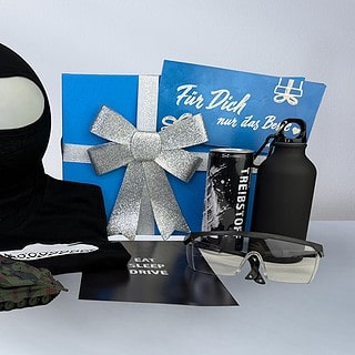 Geschenkbox_Panzer_szene Ansicht mit den Inhalten der Panzer Geschenkbox der Erlebnisfabrik