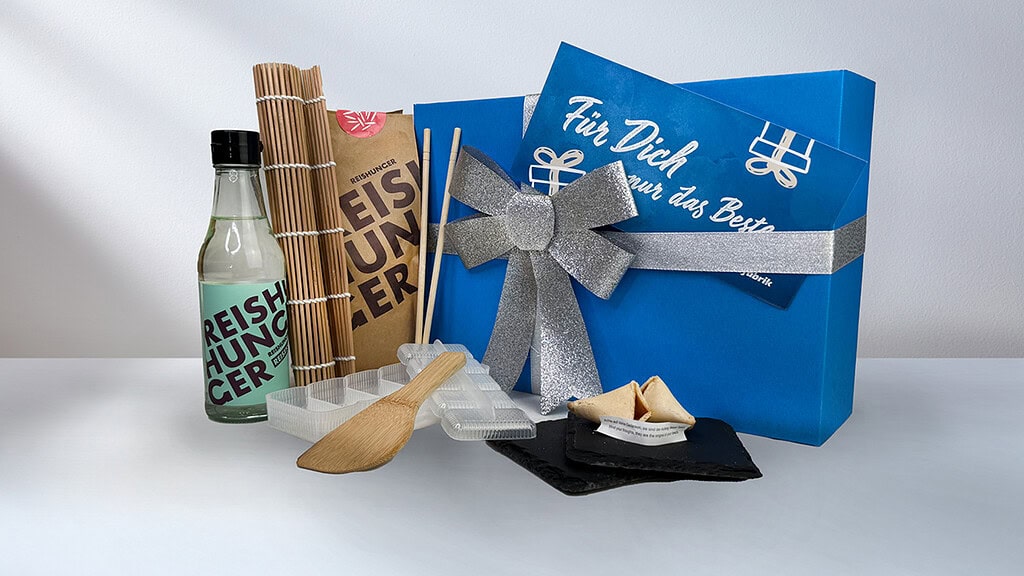 Geschenkbox_Sushi_szene Ansicht der Geschenkbox mit passenden Bestandteilen für Sushi
