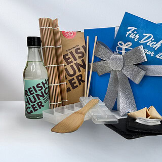 Geschenkbox_Sushi_szene Ansicht der Geschenkbox mit passenden Bestandteilen für Sushi