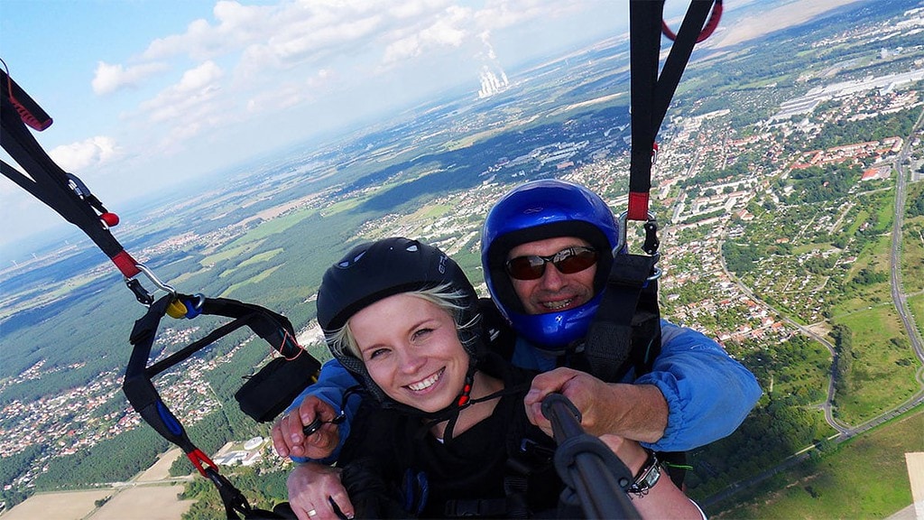Gleitschirm-Tandemflug-Großenhain--Frau-und-Guide Zwei Personen machen ein Foto beim Gleitschirmfliegen, Gleitschirmflug in Großenhain.