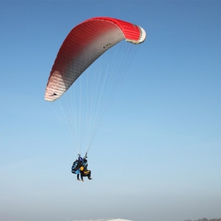 Gleitschirm schwebt durch die Luft, Gleitschirmflug in Großenhain.