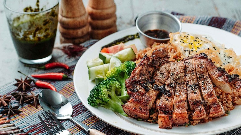 Gegrilltes Advent Essen auf dem Teller