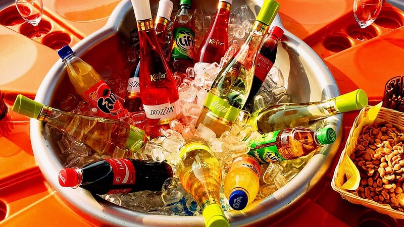 Eine Schale mit gekühlten Getränken