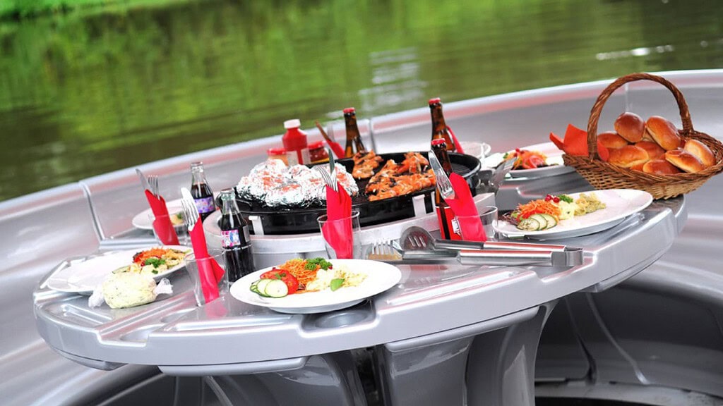 Grillboot_Dresden_2.jpg gedeckter Tisch auf dem Grillboot zur Grillboot Tour Pizzafahrt in Dresden