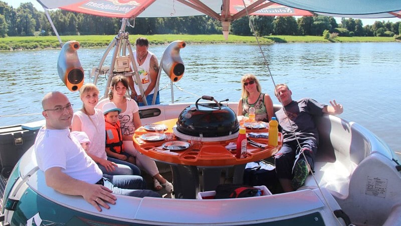 Menschen sitzen im Grillboot - Grillboot Tour mit Segway in Dresden