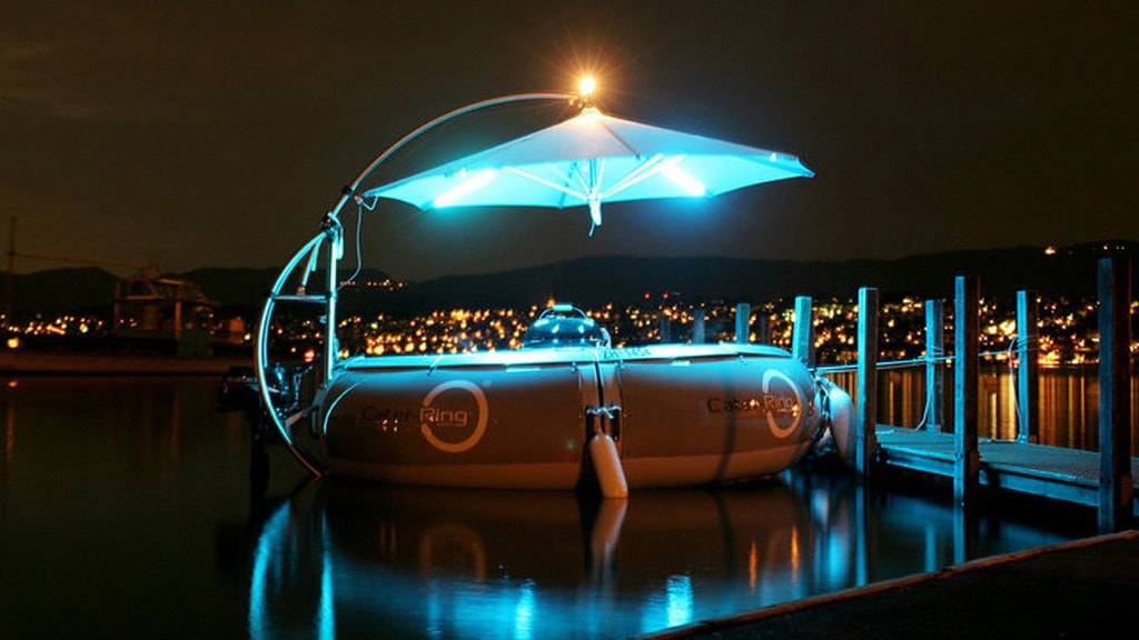 Grillboot_Nachts_Dresden_3.jpg Grillboot mit Lampe im Dunkeln für die Grillboot Tour bei Nacht in Dresden