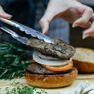 Eine Frau baut den Burgen zusammen