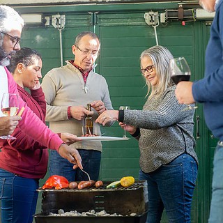 Die Freunde genießen gegrilltes Essen zusammen