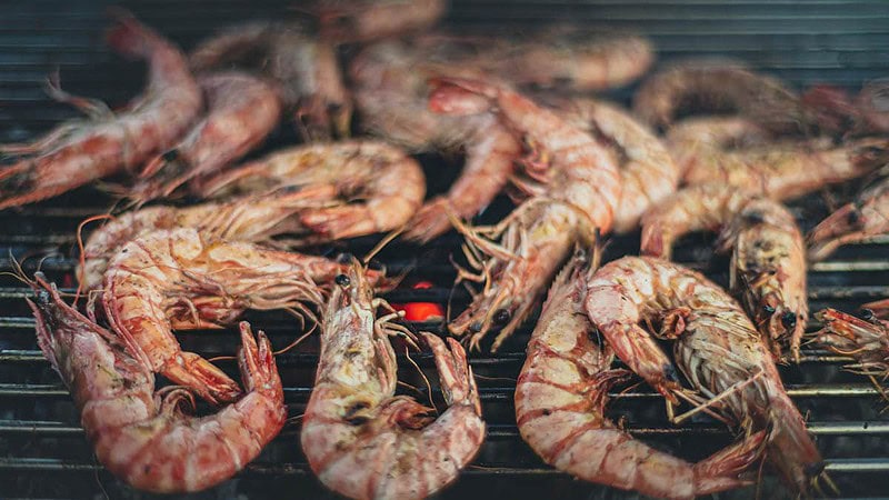 Garnelen auf einem Grill