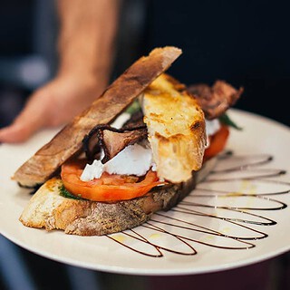 Gegrillte Speise auf einem Teller