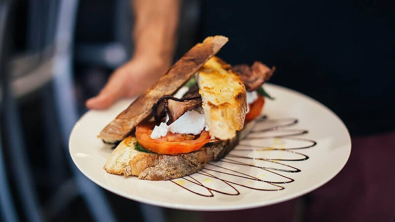 Gegrillte Speise auf einem Teller
