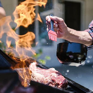 Ein Mann grillt ein Steak