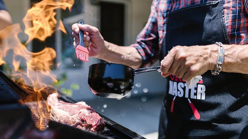 Ein Mann grillt ein Steak