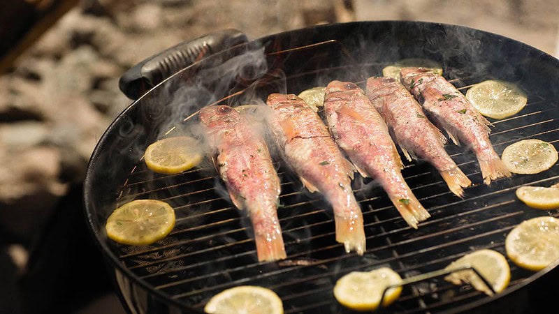 Gegrillte Fische und Zitronen