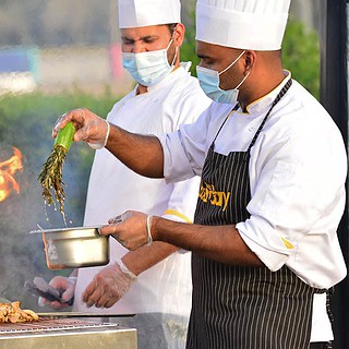 Grillviertell8.jpg Zwei Köche grillen Gemüse zusammen