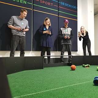 7 Personen spielen eines der vielen Aktivspiele. - Hall of Game in Dresden