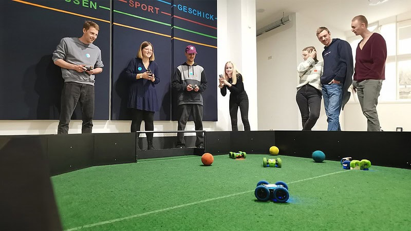 7 Personen spielen eines der vielen Aktivspiele. - Hall of Game in Dresden