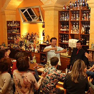 Viele Leute sitzen an der Bar beim großen Cocktailkurs in Flöha