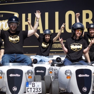 Leite freuen sich im Hot Rod in Berlin- HotRod Tour in Berlin