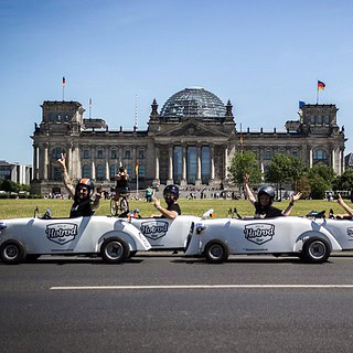 HotRds vor dem Reichstagesebäude in Berlin - HotRod Tour in Berlin