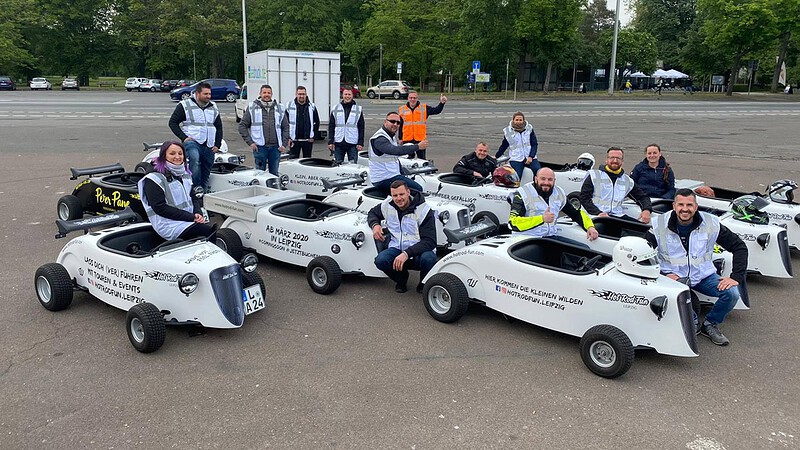 Hot Rod Tour Leipzig - HorRods stehen in einer Gruppe zusammen mit Fahrer